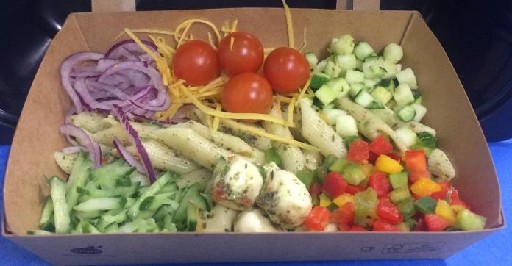 Toscana Bowl 0,335KG (72) Penne Nudeln, Paprikamix Würfel, Zwiebelringe, Zucchini Würfel, Mozzarellabällchen, Gurkenstreifen, Cocktailtomaten, Croutons Toscana Bowl 0,335kg (72)