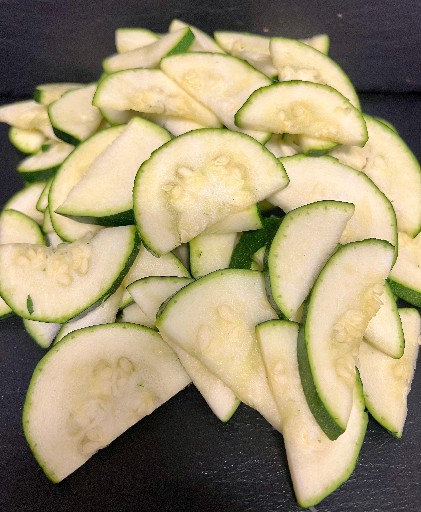 NH ZUCCHINI GRÜN HALBE SCHEIBEN MITTEL 10KG KISTE (33) NH Zuchini Grün halbe Sscheiben mittel 10kg 