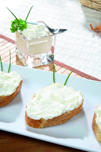ADS Frischkäsezubereitung natur mit Knoblauch (33) 500g Frischkäsezubereitung natur mit Knoblauch 500g