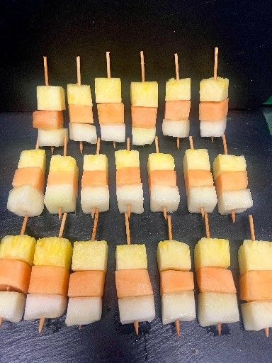 FRUCHTSPIEß ZOE  (72) 20 STÜCK Á 35-45G Melone Gelb, Orange und Ananas Fruchtspieß Zoe 20 Stück