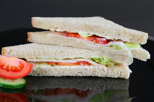 WEIßBROT SANDWICH PUTENBRUST & REMOULADE 2ER (72) Weißbrot Sandwich Putenbrust & Remoulade 2er