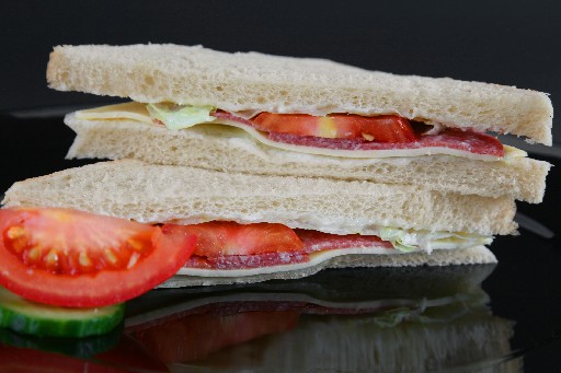 WEIßBROT SANDWICH SALAMI & KÄSE 2ER (72) Weißbrot Sandwich Salami & Käse 2er
