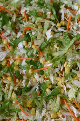 MISCHSALAT SWING (72) 1KG 40% Chinakohl, 20% Mais, je 15% Endivie und Eisberg, 10% Möhren Mischsalat Swing 1kg