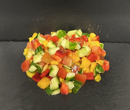 BAUERNSALAT 2,5 KG (72) 50% Gurke m. Schale; 25% Tomate + je 12,5% Paprika gelb + rot in 15mm Würfel Bauernsalat 2,5 Kg
