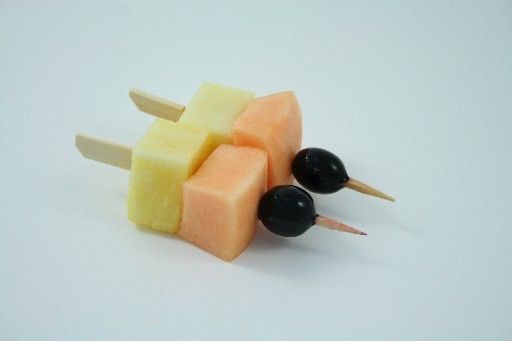 3er OBSTSPIEß (72) 10er SCHALE Ananas, Cantaloupe + Traube blau 3er Obstspieß 10er Schale