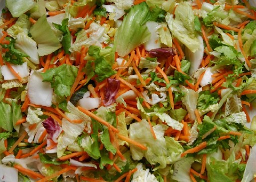 MISCHSALAT BERLIN 1 KG (72) 33% Endivienstreifen, 20% Möhjrenstifte, 20% Maiskörner, 18% Friiseestreifen, 9% Radicchiostreifen Mischsalat Berlin 1kg 