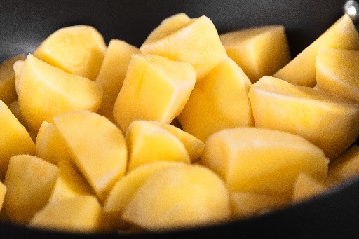 KARTOFFELN MEHLIG GESCHÄLT GEVIERTELT (77) BEUTEL 5KG Kartoffel mehlig geschält geviertelt 5kg