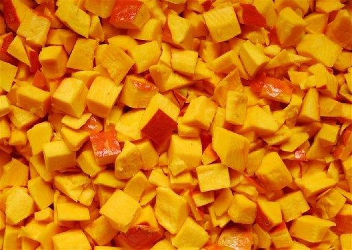 KÜRBIS HOKKAIDO WÜRFEL MIT SCHALE 10MM (72) 1 KG Hokkaido Kürbis Würfel mit Schale 10mm 1 kg 
