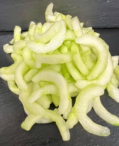 EXTRA GURKEN HALBMONDE OHNE SCHALE 2 MM (72) 1 KG SCHALE - Gurken Halbmonde ohne Schale 2mm 1kg Schale